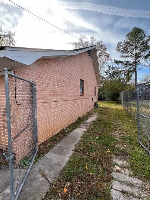 Exterior - 300 W 11th Ave, Pine Bluff, AR 71601 photo 2 of 4