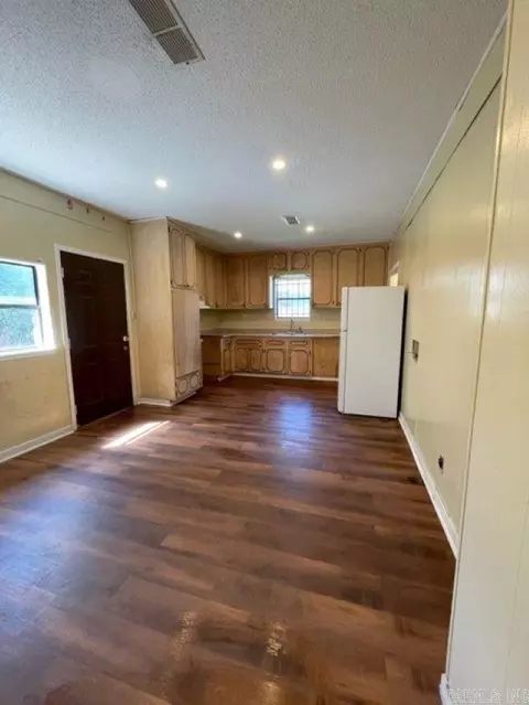 Dining - 300 W 11th Ave, Pine Bluff, AR 71601 photo 1 of 1