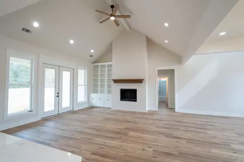 Living - 46 Mckaskle Cv, Greenbrier, AR 72058 photo 2 of 5