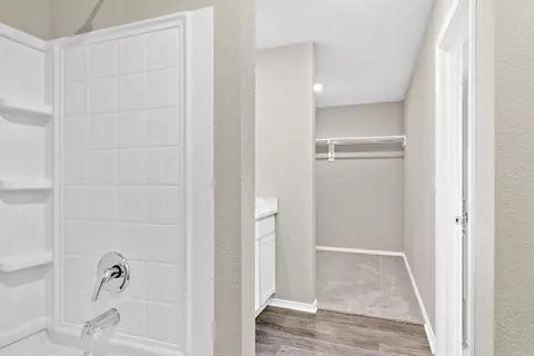 Bath - 4503 Olympic Dr, Benton, AR 72019 photo 2 of 4