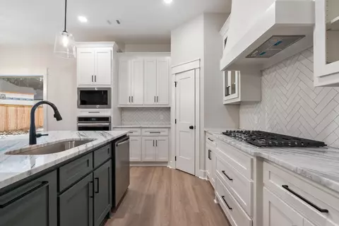Kitchen - 1865 Iris Cv, Conway, AR 72034 photo 3 of 7