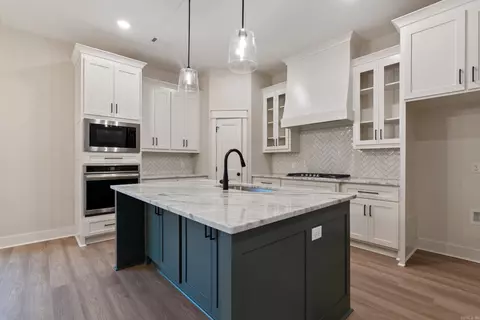 Kitchen - 1865 Iris Cv, Conway, AR 72034 photo 2 of 7
