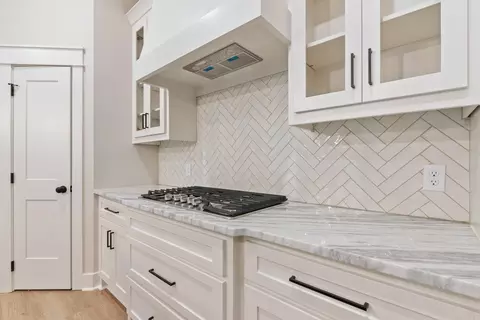 Kitchen - 1865 Iris Cv, Conway, AR 72034 photo 5 of 7