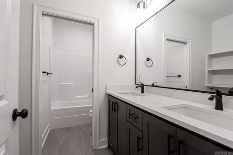 Bath - 5027 Springwood Cir, Bryant, AR 72022 photo 5 of 6