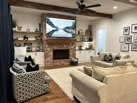 Living - 868 Belle Grove Loop, Benton, AR 72019 photo 3 of 4