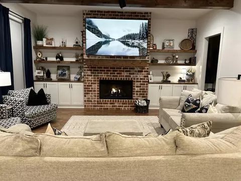 Living - 868 Belle Grove Loop, Benton, AR 72019 photo 4 of 4