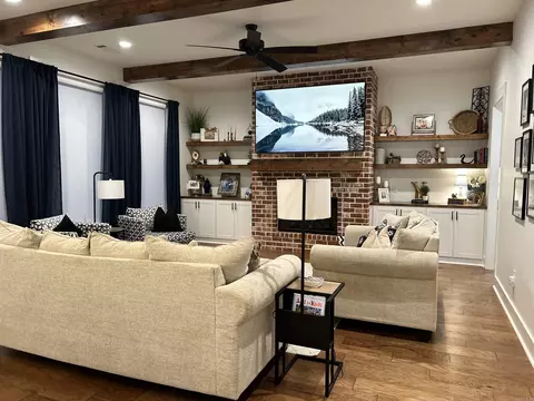 Living - 868 Belle Grove Loop, Benton, AR 72019 photo 1 of 4
