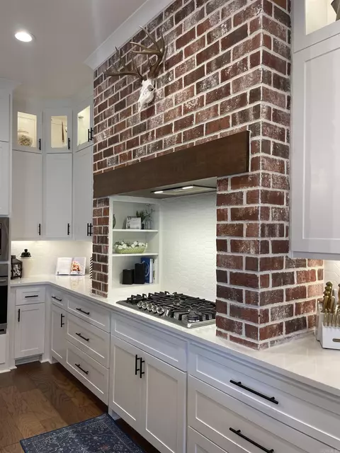 Kitchen - 868 Belle Grove Loop, Benton, AR 72019 photo 2 of 4