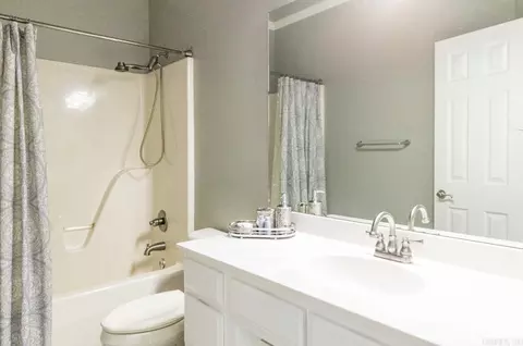 Bath - 3712 Commonwealth Dr, Bryant, AR 72022 photo 5 of 6