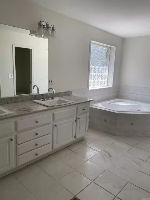 Bath - 7424 W Haggerty Ln, Altus, AR 72821 photo 3 of 7