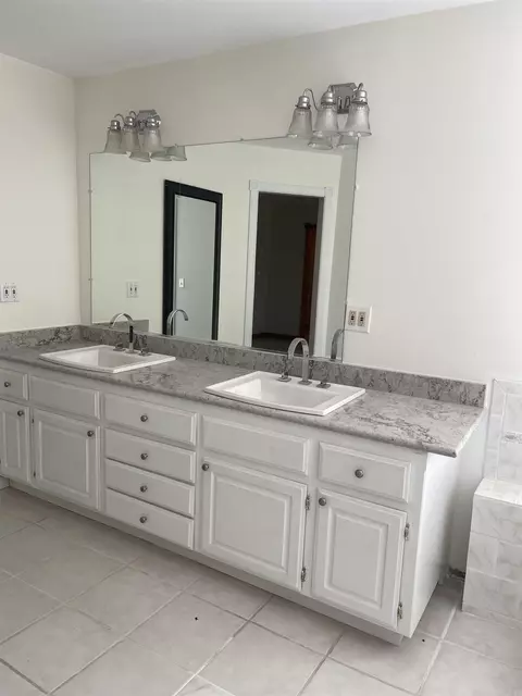 Bath - 7424 W Haggerty Ln, Altus, AR 72821 photo 4 of 7