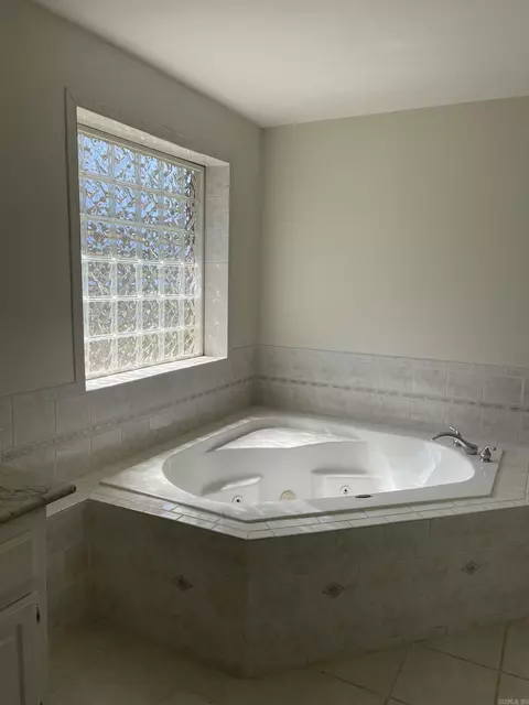 Bath - 7424 W Haggerty Ln, Altus, AR 72821 photo 2 of 7