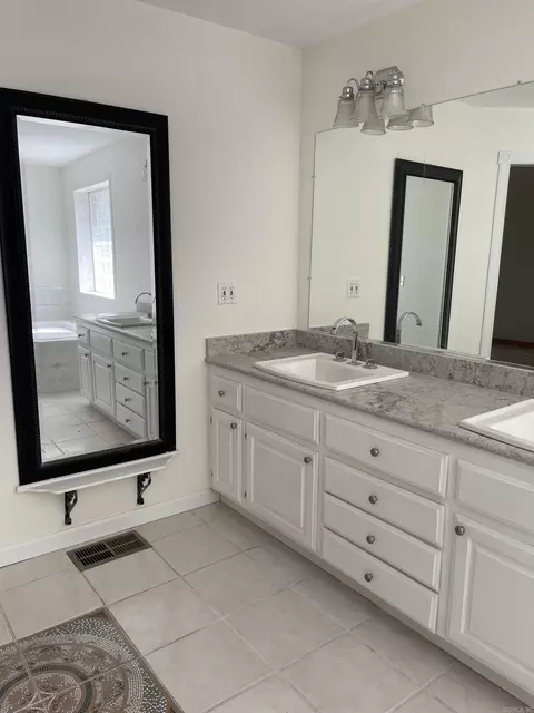 Bath - 7424 W Haggerty Ln, Altus, AR 72821 photo 5 of 7