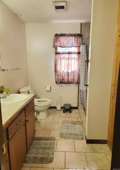 Bath - 1004 Oak Ave, Mena, AR 71953 photo 1 of 3