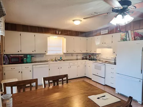 Kitchen - 1004 Oak Ave, Mena, AR 71953 photo 3 of 4