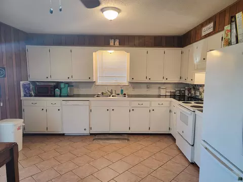 Kitchen - 1004 Oak Ave, Mena, AR 71953 photo 2 of 4