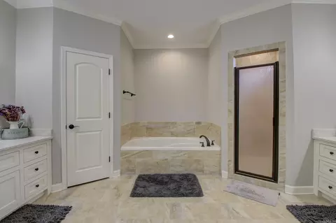 Bath - 144 Bud Ford Dr, Cabot, AR 72023 photo 1 of 4