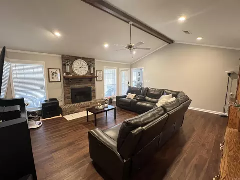 Living - 6800 Twin Oaks Ln, Pine Bluff, AR 71603 photo 4 of 5
