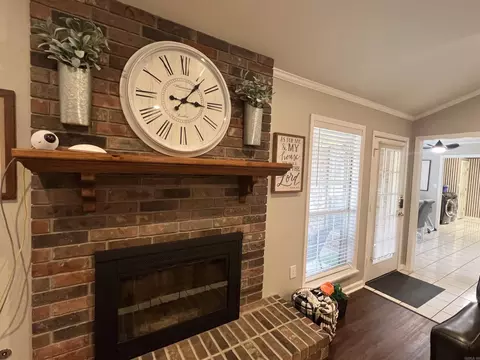 Living - 6800 Twin Oaks Ln, Pine Bluff, AR 71603 photo 5 of 5