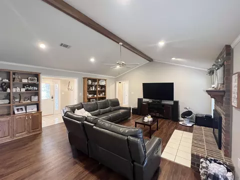 Living - 6800 Twin Oaks Ln, Pine Bluff, AR 71603 photo 2 of 5
