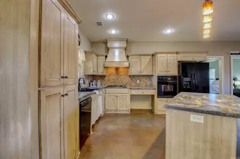 Kitchen - 5025 Sistine Chapel Dr, Conway, AR 72034 photo 3 of 6