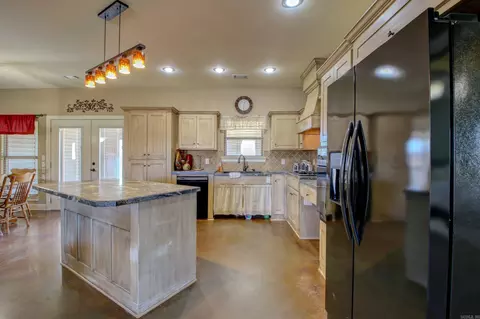 Kitchen - 5025 Sistine Chapel Dr, Conway, AR 72034 photo 4 of 6