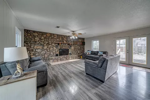 Living - 6920 Gibson Rd, Jacksonville, AR 72076 photo 2 of 4