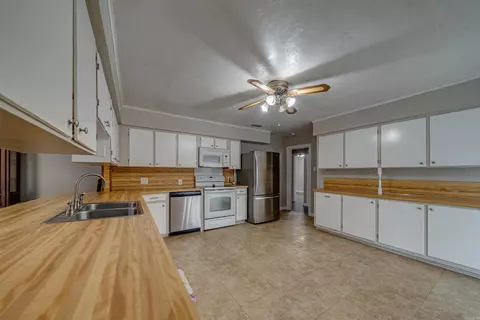 Kitchen - 6920 Gibson Rd, Jacksonville, AR 72076 photo 4 of 5