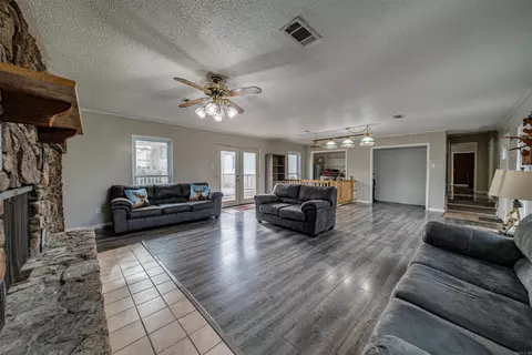 Living - 6920 Gibson Rd, Jacksonville, AR 72076 photo 3 of 4