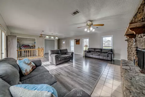Living - 6920 Gibson Rd, Jacksonville, AR 72076 photo 4 of 4