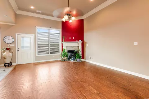 Living - 401 Michelle Dr, Benton, AR 72015 photo 2 of 3