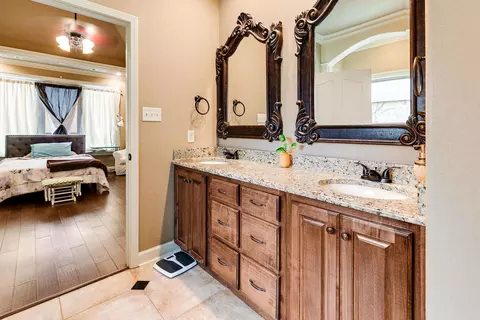 Bath - 401 Michelle Dr, Benton, AR 72015 photo 1 of 5