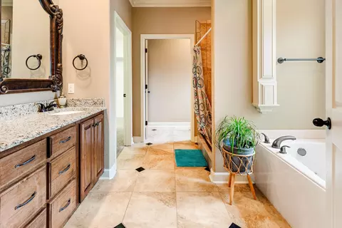 Bath - 401 Michelle Dr, Benton, AR 72015 photo 2 of 5
