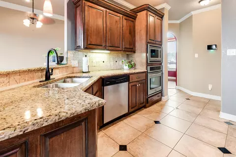 Kitchen - 401 Michelle Dr, Benton, AR 72015 photo 3 of 5