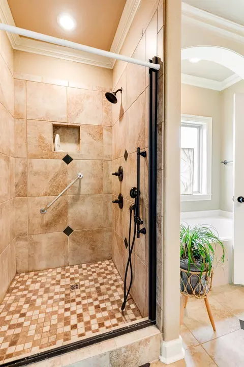 Bath - 401 Michelle Dr, Benton, AR 72015 photo 4 of 5