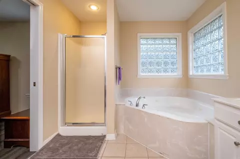 Bath - 10 Woodlawn Cir, Beebe, AR 72012 photo 1 of 2