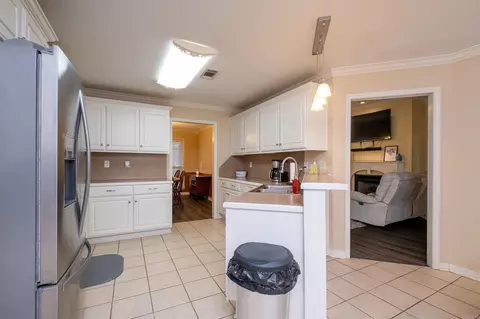Kitchen - 10 Woodlawn Cir, Beebe, AR 72012 photo 4 of 7