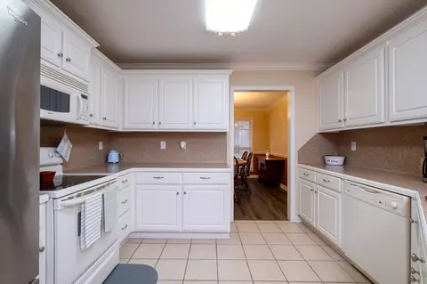 Kitchen - 10 Woodlawn Cir, Beebe, AR 72012 photo 3 of 7