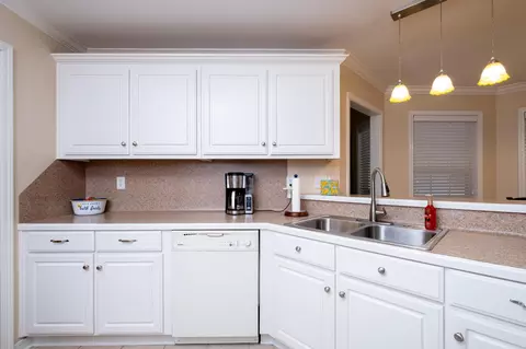 Kitchen - 10 Woodlawn Cir, Beebe, AR 72012 photo 5 of 7
