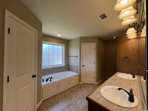 Bath - 5223 Charles Ct, Bryant, AR 72022 photo 4 of 6