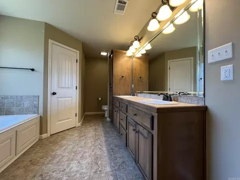 Bath - 5223 Charles Ct, Bryant, AR 72022 photo 5 of 6