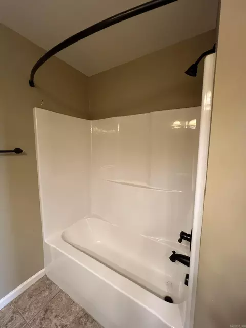 Bath - 5223 Charles Ct, Bryant, AR 72022 photo 2 of 6