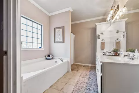 Bath - 3508 Forge Dr, Benton, AR 72015 photo 3 of 4