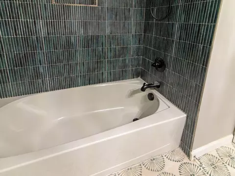 Bath - 2901 Wren St, Pine Bluff, AR 71603 photo 2 of 6
