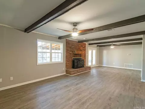 Living - 2901 Wren St, Pine Bluff, AR 71603 photo 3 of 4