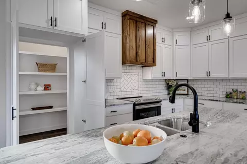 Kitchen - 2 Persimmon Ridge Ln, Greenbrier, AR 72058 photo 6 of 7