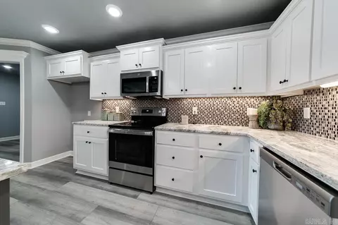Kitchen - 10 Aberdeen Dr, Cabot, AR 72023 photo 3 of 9