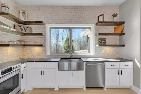 Kitchen - 6089 Castle Rock, Benton, AR 72019 photo 4 of 5