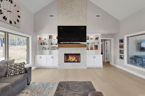 Living - 6089 Castle Rock, Benton, AR 72019 photo 1 of 3