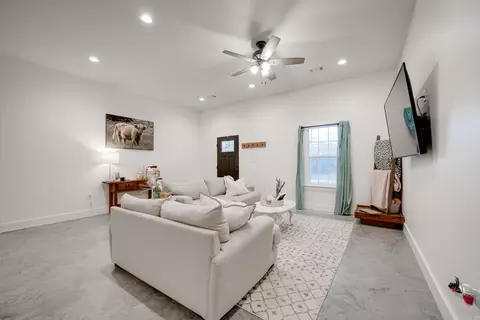 Living - 17 Elderberry Ln, Conway, AR 72034 photo 3 of 5